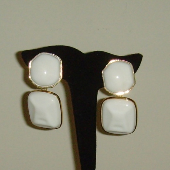 Kenneth Jay Lane (JKL) Chunky White Lucite Necklace and Earring Set - Picture 5 of 13